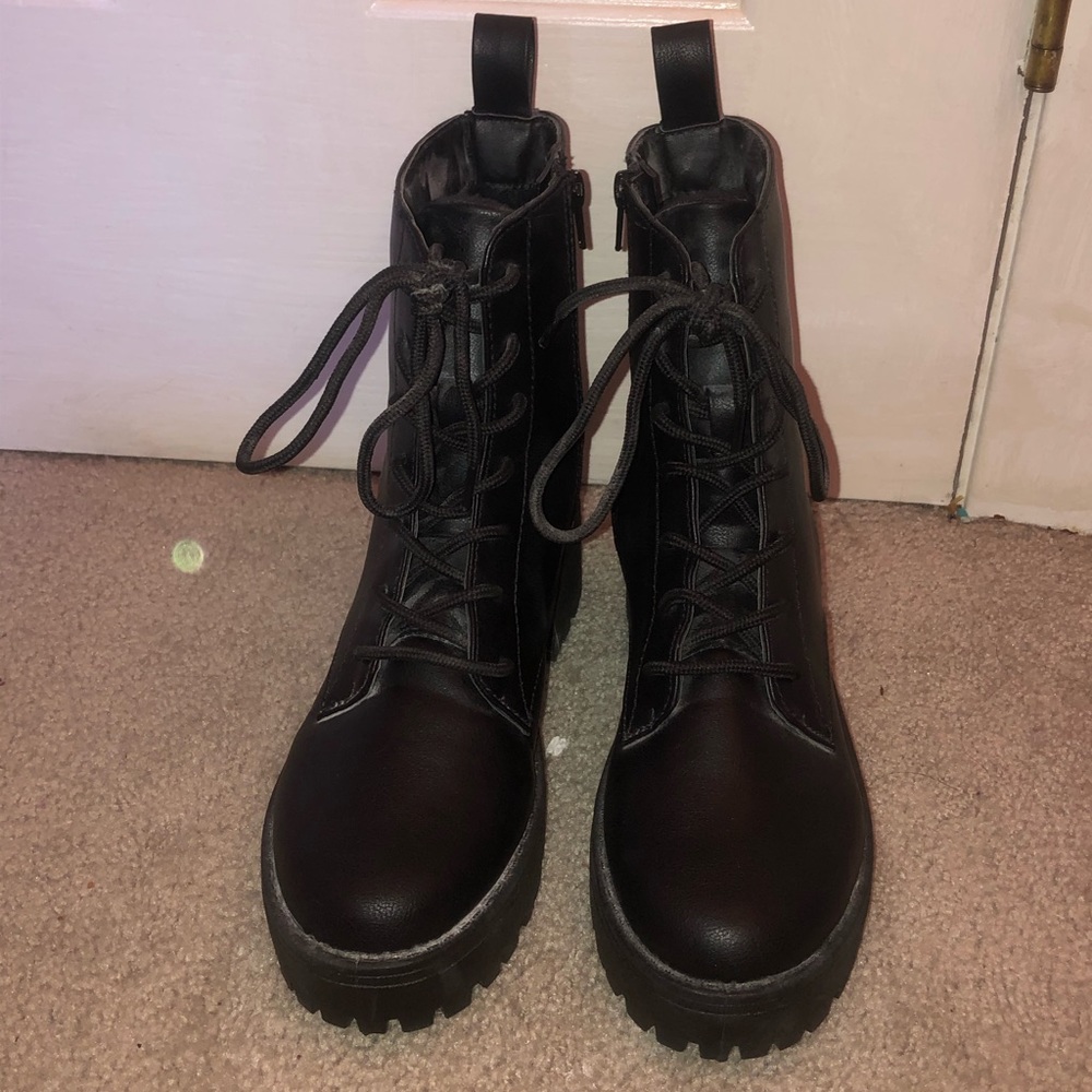 BLACK COMBAT BOOTS